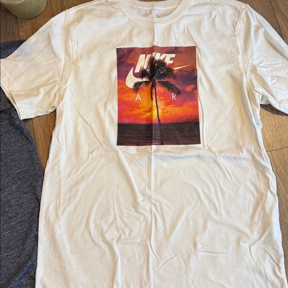((4 PIECE)) MENS NIKE AND CHAMPION TEE BUNDLE EEEUC SIZE MEDIUM - Picture 4 of 5